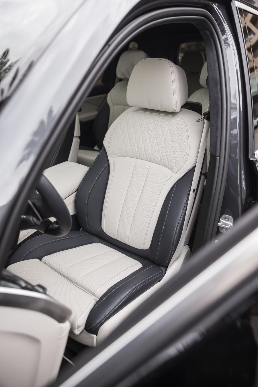 Интерьер BMW X7 xDrive40i Design Pure Excellence (G07) 2019 года  (NA) (фото 2 из 42)